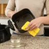 Como tirar gordura acumulada da air fryer com vinagre morno