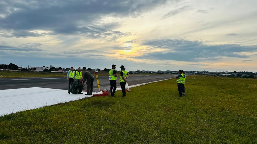 Sistema PAPI do Aeroporto Hugo Cantergiani recebe inspeção da FAB nesta quinta-feira (08). Fotos Cleberson Babetkzi/Divulgação