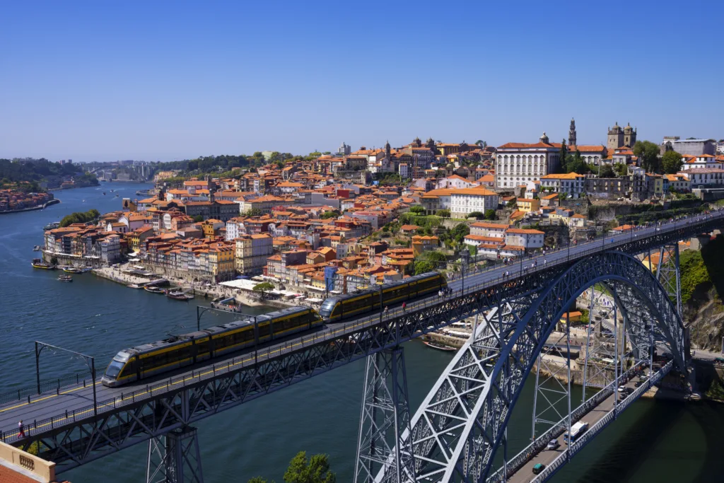 Portugal vai às urnas com direita favorita e assombrado por corrupção. Imagem Reprodução Freepik.