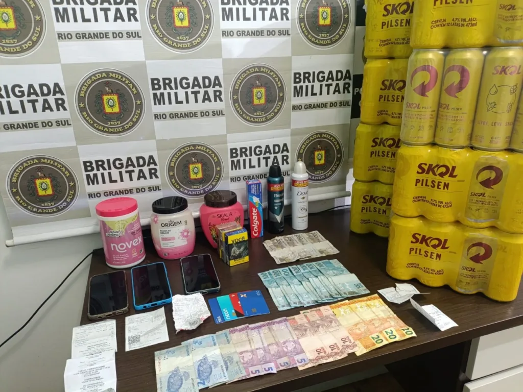 Ocupantes de um Punto estavam comprando produtos com o uso de moeda falsa em vários municípios da região. (Foto: 3º Bpat)