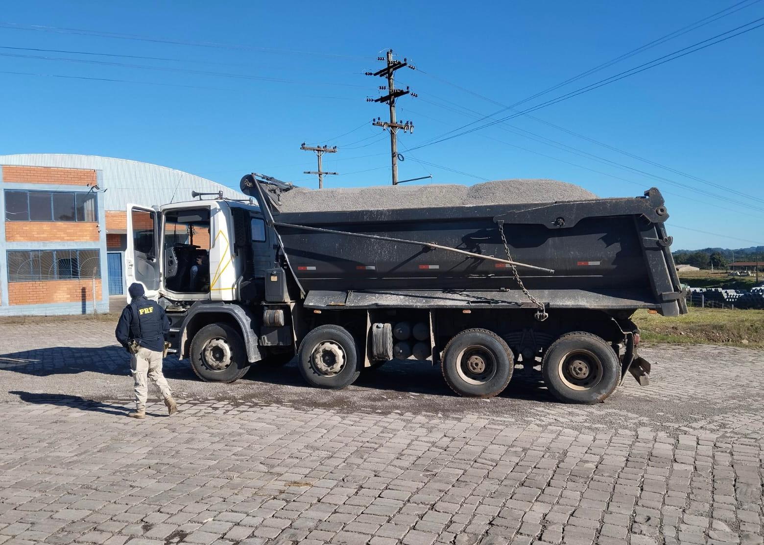 Caminhão é flagrado com mais de 16 toneladas de excesso de peso na BR-470, em Vila Flores