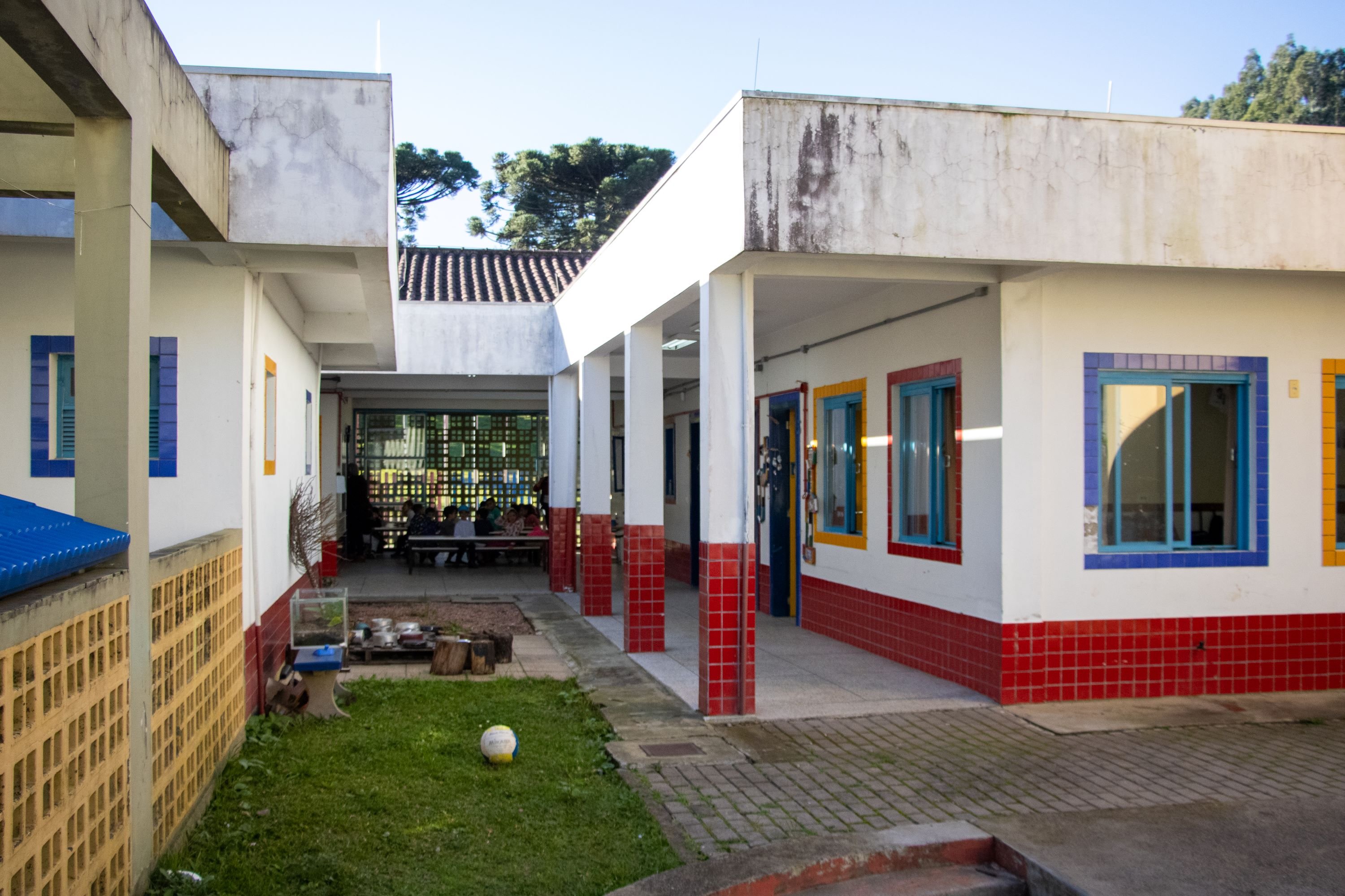 Prefeito Adiló assina ordem de Início para fechamento de área de circulação interna da EEI Nivaldo Kercher. Foto: Elisabete Bianchi/Divulgação.