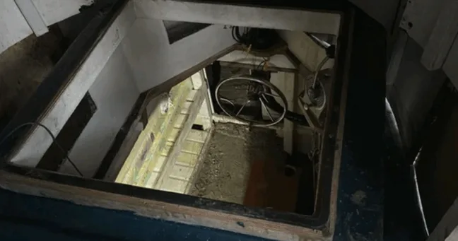 A embarcação é suspeita de ter sido usada para transporte de drogas em direção ao continente europeu. Foto: PF/Divulgação.