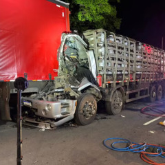 Caminhão carregado com botijões de gás envolvido na colisão múltipla na BR-116, em Canoas | Fotos: Bombeiros / Divulgação