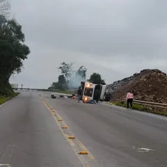 Caminhão tomba na ERS-431 em Bento Gonçalves e duas pessoas ficam feridas. Foto Reprodução Redes Sociais.