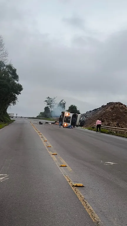Caminhão tomba na ERS-431 em Bento Gonçalves e duas pessoas ficam feridas. Foto Reprodução Redes Sociais.