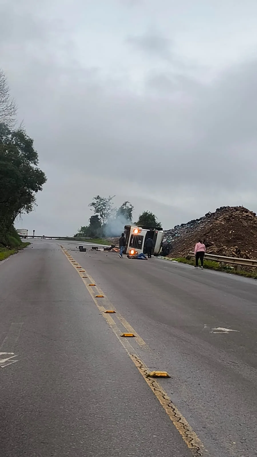 Caminhão tomba na ERS-431 em Bento Gonçalves e duas pessoas ficam feridas. Foto Reprodução Redes Sociais.
