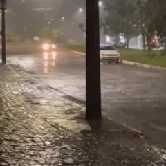 Cratera na Perimetral Norte causa transtornos e prejuízos a motoristas em Caxias do Sul