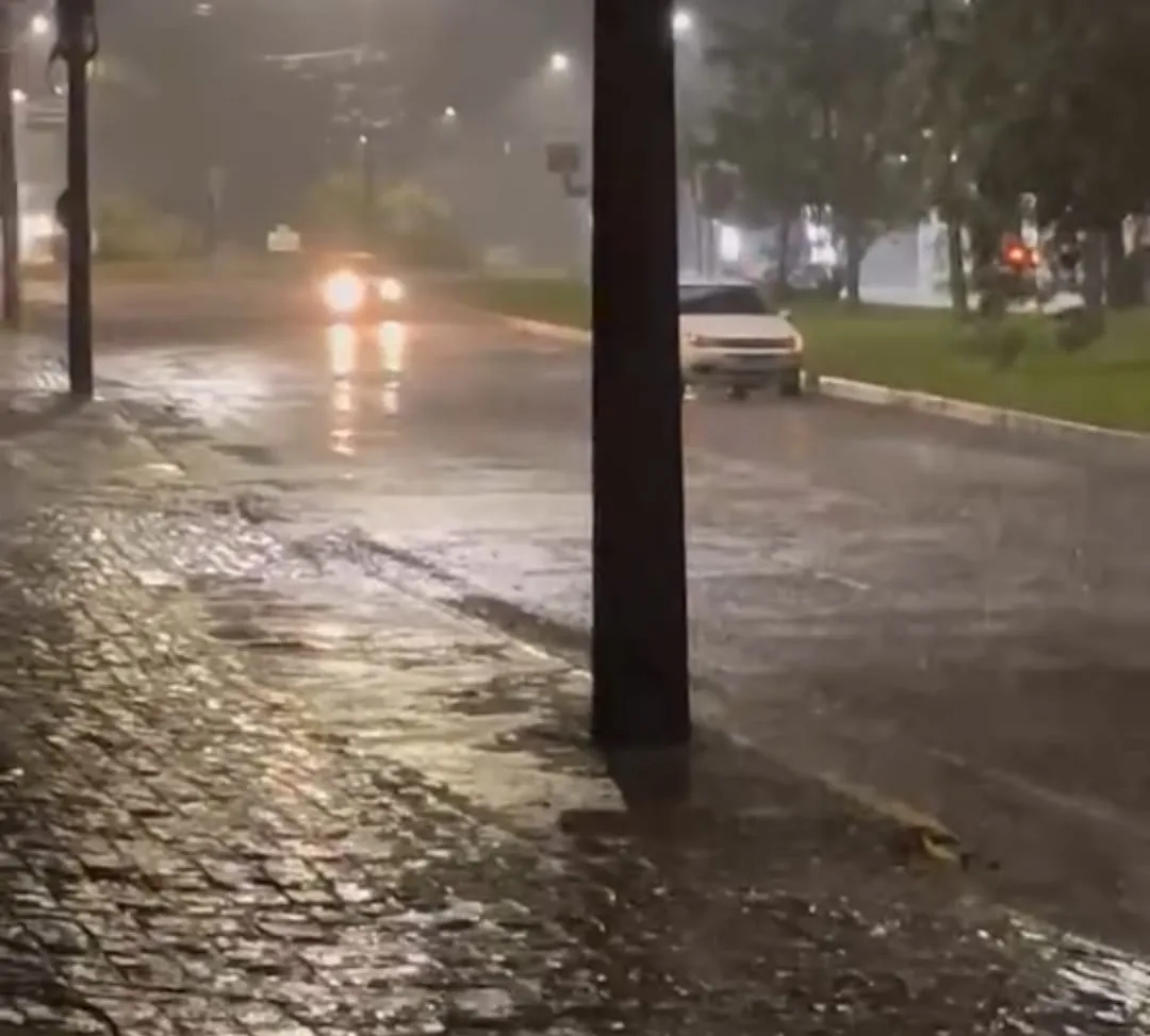 Cratera na Perimetral Norte causa transtornos e prejuízos a motoristas em Caxias do Sul Cratera na Perimetral Norte causa transtornos e prejuízos a motoristas em Caxias do Sul