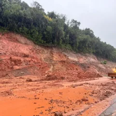 Deslizamento de terra bloqueia acesso via Barracão, em Bento Gonçalves