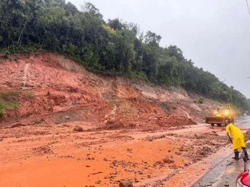 Deslizamento de terra bloqueia acesso via Barracão, em Bento Gonçalves