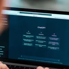 Tela de laptop mostrando o ChatGPT com exemplos, capacidades e limitações.