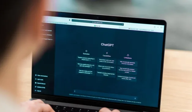 Tela de laptop mostrando o ChatGPT com exemplos, capacidades e limitações.