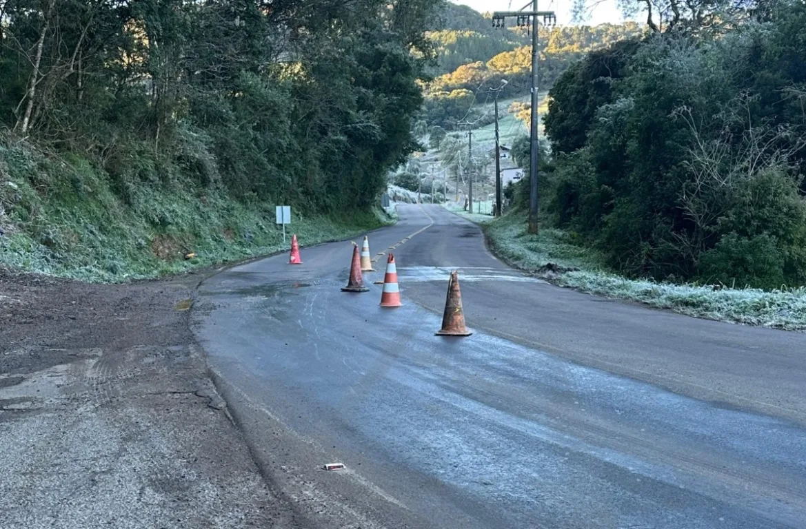 Gelo na pista exige atenção redobrada na Estrada Santa Bárbara, em Veranópolis Gelo na pista exige atenção redobrada na Estrada Santa Bárbara, em Veranópolis