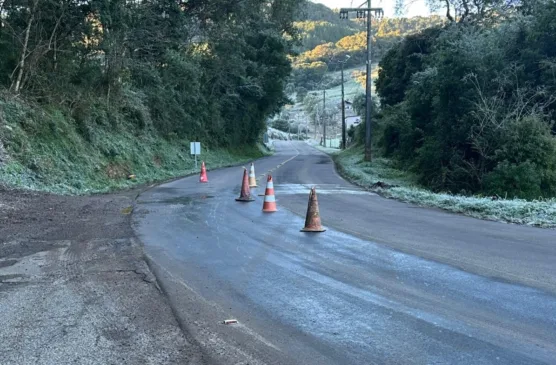 Gelo na pista exige atenção redobrada na Estrada Santa Bárbara, em Veranópolis