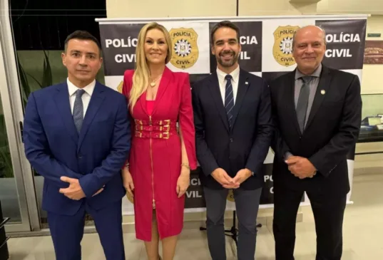 O secretário Sandro Caron (à esquerda) e o governador Eduardo Leite (centro) prestigiaram o novo chefe da corporação, Heraldo Chaves Guerreiro, e a subchefe Adriana Regina da Costa. Foto: Divulgação