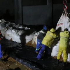 Prefeitura de Porto Alegre colocava sacos de areia (bags) na noite de sexta nas comportas 11,13 e 14 do sistema de proteção contra cheias | LUCIANO LANES/PMPA/DIVULGAÇÃO