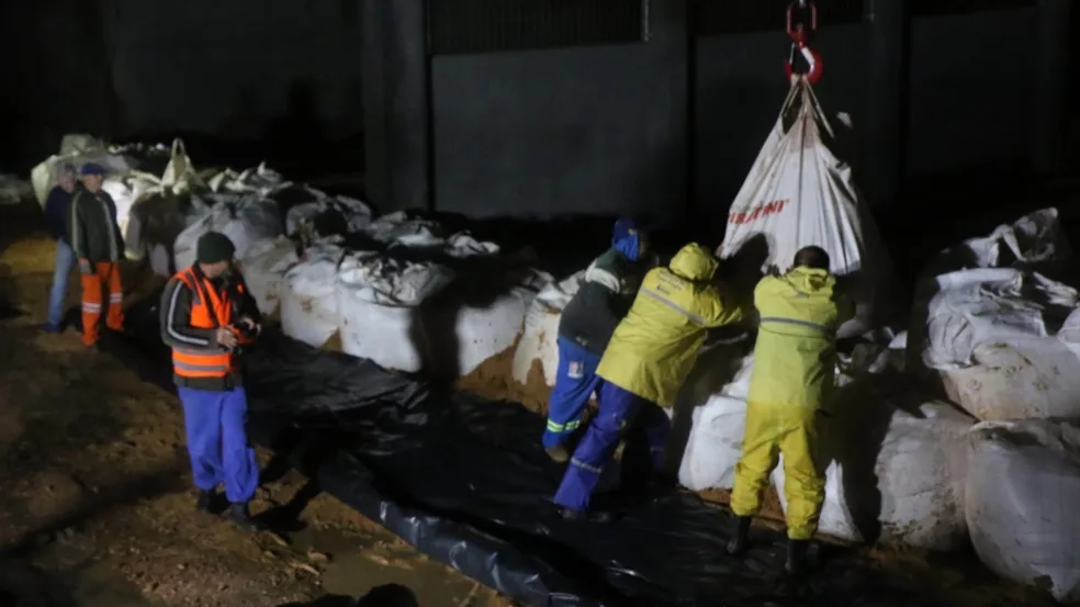 Prefeitura de Porto Alegre colocava sacos de areia (bags) na noite de sexta nas comportas 11,13 e 14 do sistema de proteção contra cheias | LUCIANO LANES/PMPA/DIVULGAÇÃO Prefeitura de Porto Alegre colocava sacos de areia (bags) na noite de sexta nas comportas 11,13 e 14 do sistema de proteção contra cheias | LUCIANO LANES/PMPA/DIVULGAÇÃO