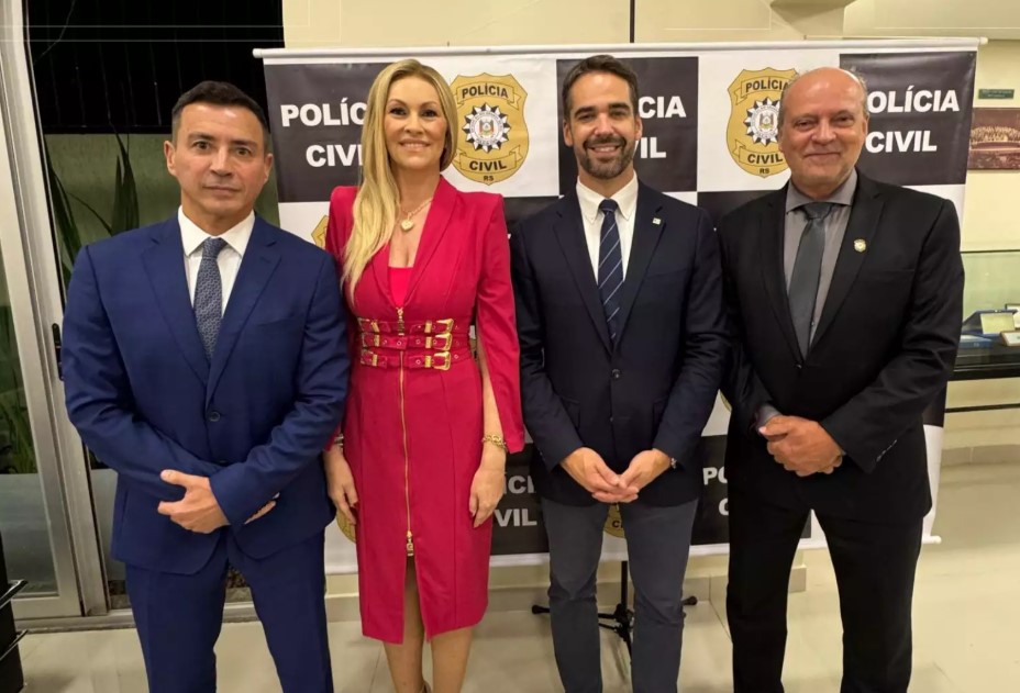 O secretário Sandro Caron (à esquerda) e o governador Eduardo Leite (centro) prestigiaram o novo chefe da corporação, Heraldo Chaves Guerreiro, e a subchefe Adriana Regina da Costa. Foto: Divulgação