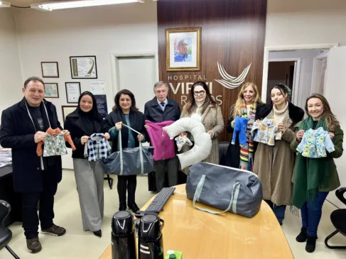 As peças foram confeccionadas no Projeto de Voluntariado Sala de Costura em parceria com a ONG Moradia e Cidadania e nos Cursos de Costura oferecidos. Foto: Andréia Copini/Divulgação.