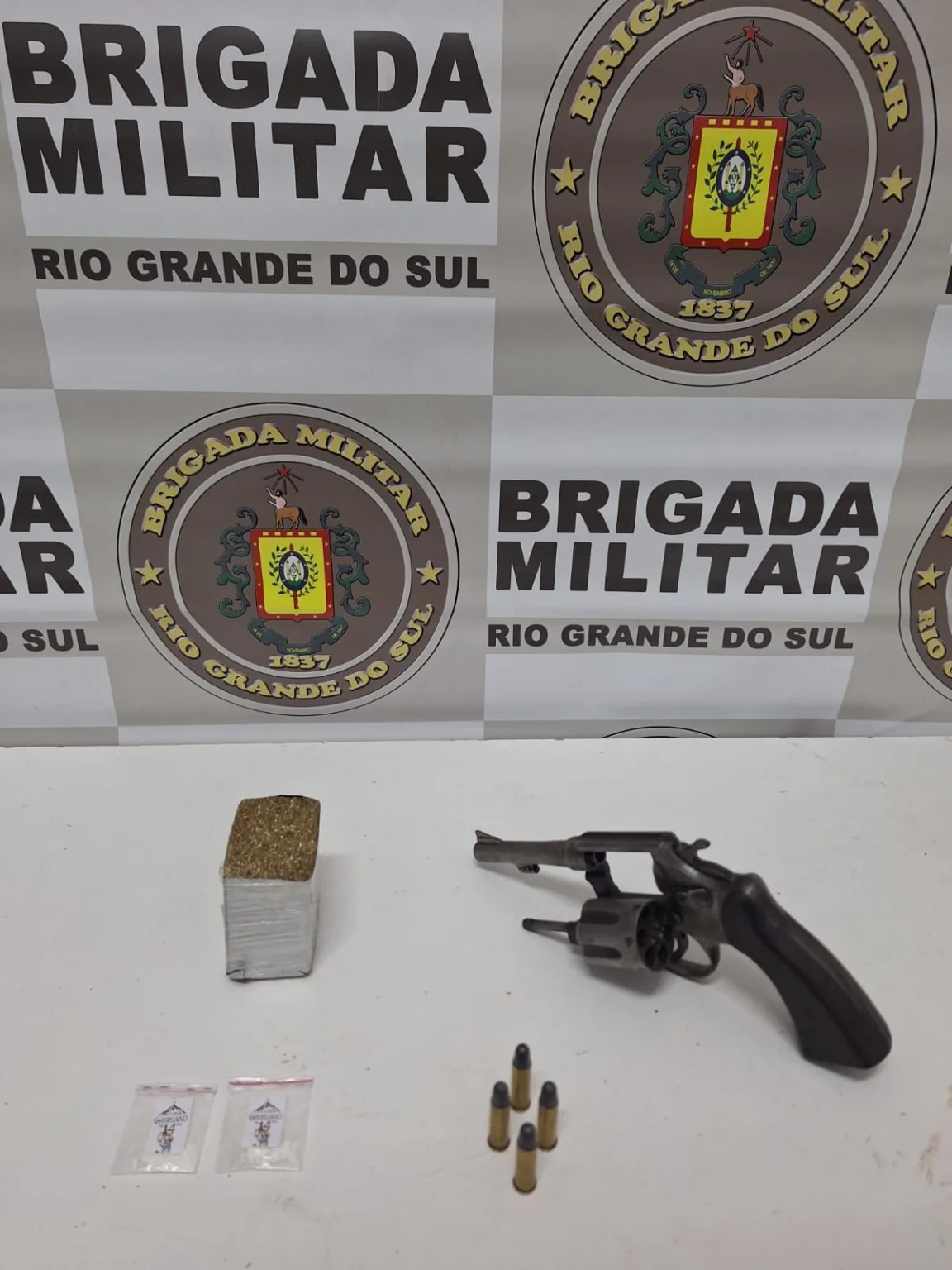 Brigada Militar de Farroupilha prende homem por porte ilegal de arma de fogo e tráfico de entorpecentes. Foto: 36° BPM/Divulgação.