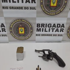 Brigada Militar de Farroupilha prende homem por porte ilegal de arma de fogo e tráfico de entorpecentes. Foto: 36° BPM/Divulgação.