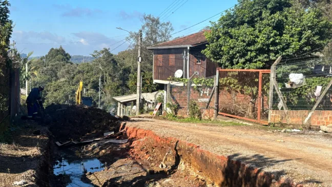 Prefeitura inicia detonação de rochas para avançar em obra de drenagem no Loteamento Vergueiros. Foto: Rafael de Oliveira/Divulgação.