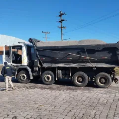 Caminhão é flagrado com mais de 16 toneladas de excesso de peso na BR-470, em Vila Flores