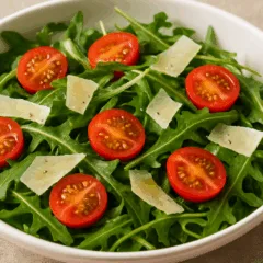 Salada de rúcula com tomate e queijo parmesão