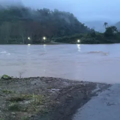 Ponte entre Bento Gonçalves e Cotiporã segue interditada por alto nível do Rio das Antas