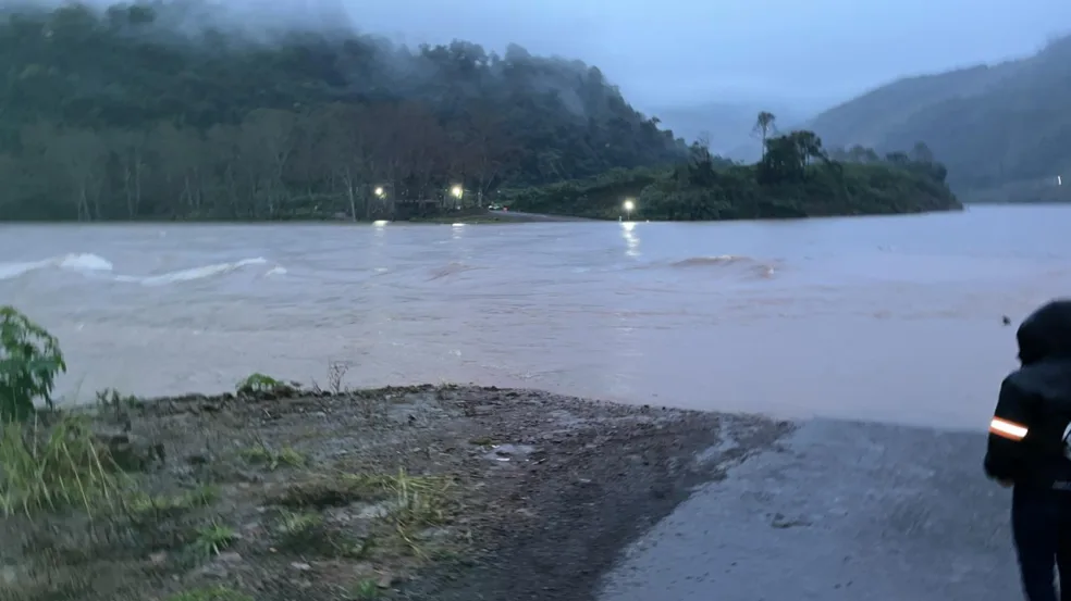 Ponte entre Bento Gonçalves e Cotiporã segue interditada por alto nível do Rio das Antas