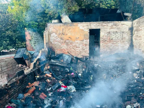 Casa ficou completamente destruída após incêndio no bairro Cruzeiro | Fotos: Marcelo Oliveira / Grupo RSCOM
