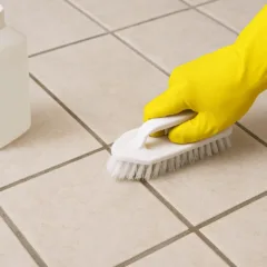 Esfregar rejunte com água sanitária pura pode soltar o piso com o tempo