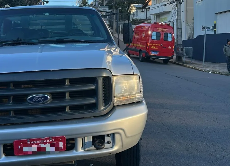 Acidente entre moto e caminhão deixa homem ferido no bairro Progresso, em Bento Gonçalves