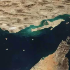 O Estreito de Ormuz, situado na foz do Golfo Pérsico, é um dos pontos de estrangulamento mais críticos do comércio global. Foto Reprodução Portal Press TV.
