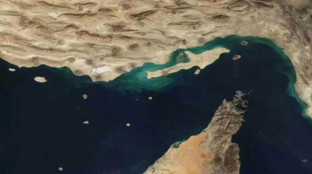 O Estreito de Ormuz, situado na foz do Golfo Pérsico, é um dos pontos de estrangulamento mais críticos do comércio global. Foto Reprodução Portal Press TV. O Estreito de Ormuz, situado na foz do Golfo Pérsico, é um dos pontos de estrangulamento mais críticos do comércio global. Foto Reprodução Portal Press TV.