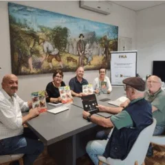 Encontro em Monte Belo do Sul com a presença do prefeito, Jorge Benvenutti, Alvaro Manzoni, Secretário de Cultura e Turismo, Tânia Maria Vivan Razador, Secretária de Educação e Desporto, Janice Marta Stringhini, Coordenadora Pedagógica. Representando o projeto, João Tonus e Moacir Dal Castel. Foto: Prefeitura de Monte Belo do Sul 
