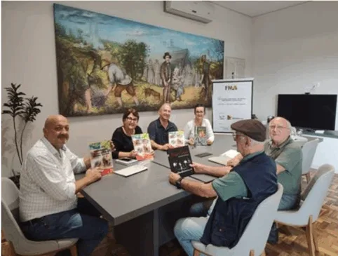 Encontro em Monte Belo do Sul com a presença do prefeito, Jorge Benvenutti, Alvaro Manzoni, Secretário de Cultura e Turismo, Tânia Maria Vivan Razador, Secretária de Educação e Desporto, Janice Marta Stringhini, Coordenadora Pedagógica. Representando o projeto, João Tonus e Moacir Dal Castel. Foto: Prefeitura de Monte Belo do Sul 