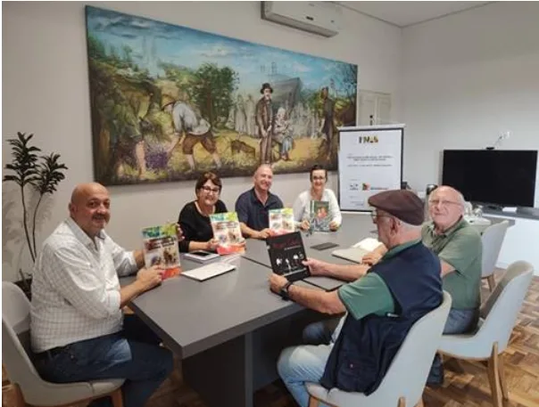Encontro em Monte Belo do Sul com a presença do prefeito, Jorge Benvenutti, Alvaro Manzoni, Secretário de Cultura e Turismo, Tânia Maria Vivan Razador, Secretária de Educação e Desporto, Janice Marta Stringhini, Coordenadora Pedagógica. Representando o projeto, João Tonus e Moacir Dal Castel. Foto: Prefeitura de Monte Belo do Sul 
