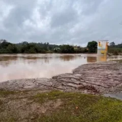 A Prefeitura de São Sebastião do Caí projeta que o rio possa atingir 13,5 metros nas próximas horas. (Foto: Hemelly Marques)