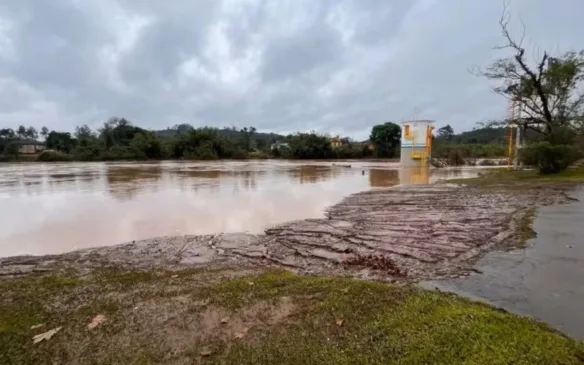 A Prefeitura de São Sebastião do Caí projeta que o rio possa atingir 13,5 metros nas próximas horas. (Foto: Hemelly Marques)