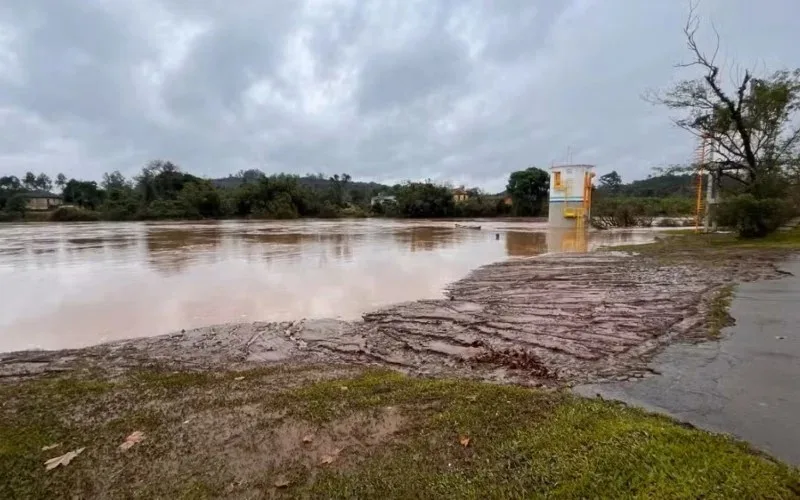 A Prefeitura de São Sebastião do Caí projeta que o rio possa atingir 13,5 metros nas próximas horas. (Foto: Hemelly Marques) A Prefeitura de São Sebastião do Caí projeta que o rio possa atingir 13,5 metros nas próximas horas. (Foto: Hemelly Marques)