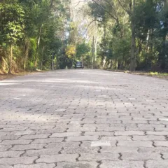 Rua Atílio Andreazza tem trânsito liberado após conclusão de obra de nivelamento de pista. Foto: Ederson de Oliveira/Divulgação.