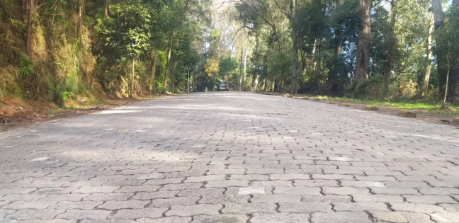 Rua Atílio Andreazza tem trânsito liberado após conclusão de obra de nivelamento de pista. Foto: Ederson de Oliveira/Divulgação.