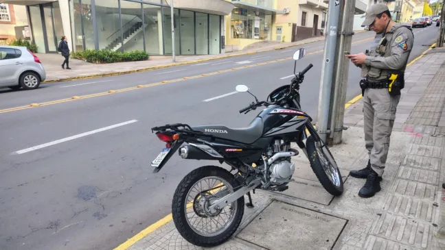 Homem desembarca de caminhão e é atropelado por moto em Bento Gonçalves. Foto: Patrick Alessi/Grupo RSCOM.