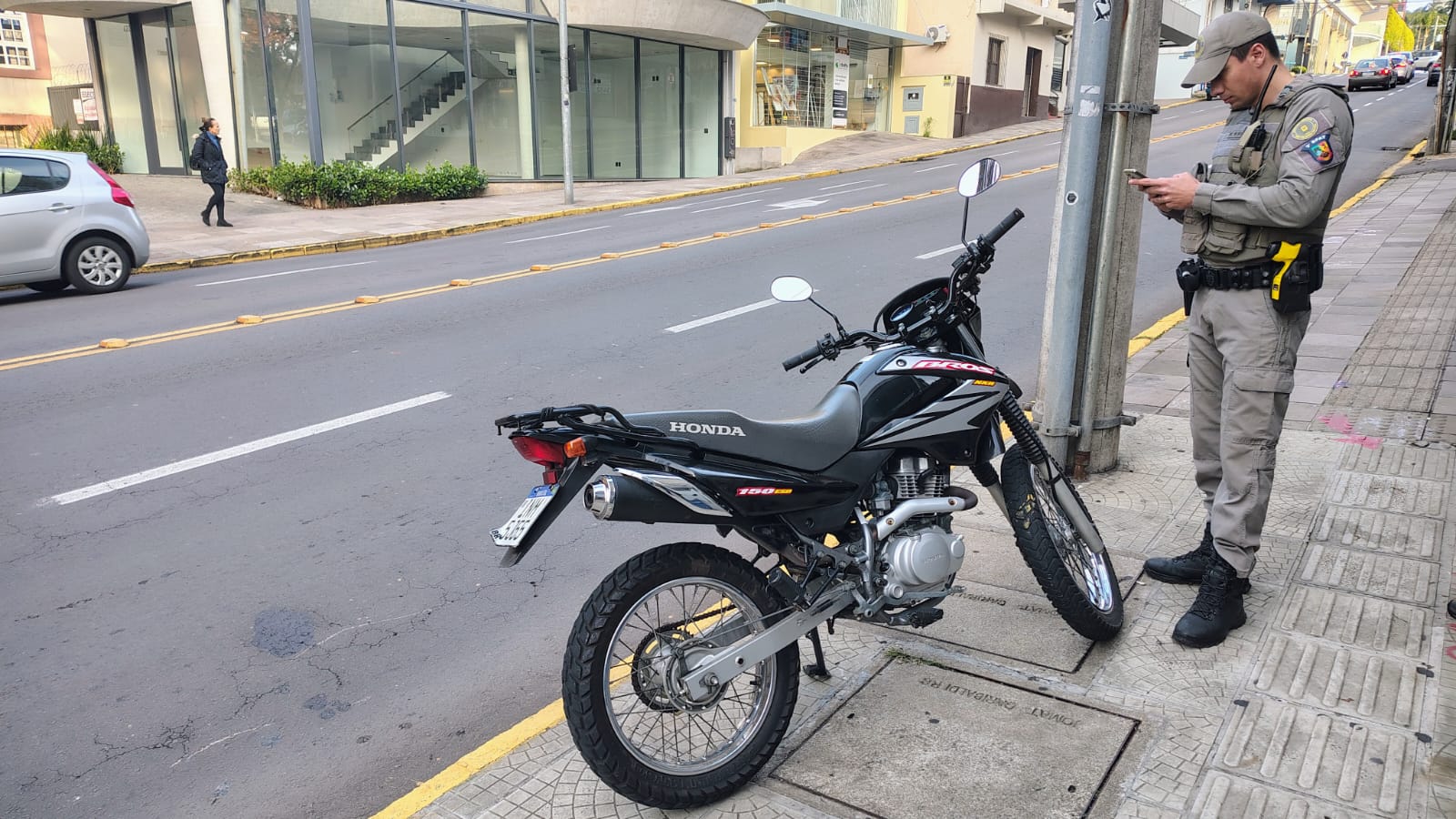 Homem desembarca de caminhão e é atropelado por moto em Bento Gonçalves. Foto: Patrick Alessi/Grupo RSCOM.