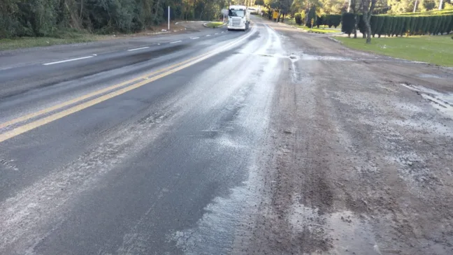 Gelo na pista provoca acidente na BR-470, em Vila Flores