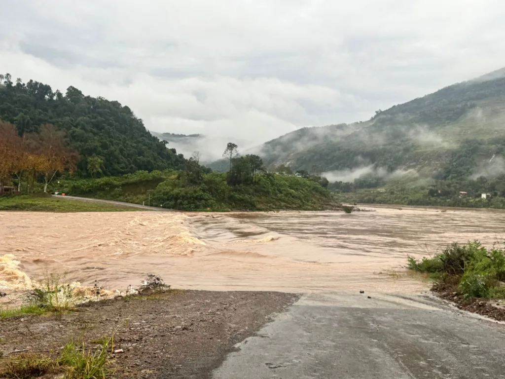 Ponte ficou completamente submersa na manhã desta quarta-feira (18).