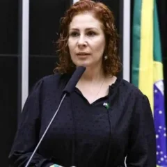 Condenada a dez anos de prisão, Carla Zambelli anuncia que deixou o Brasil | Foto: Vinicius Loures/Câmara dos Deputados