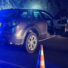 Homem de 49 anos invadiu área interditada e colidiu o veículo contra rochas.